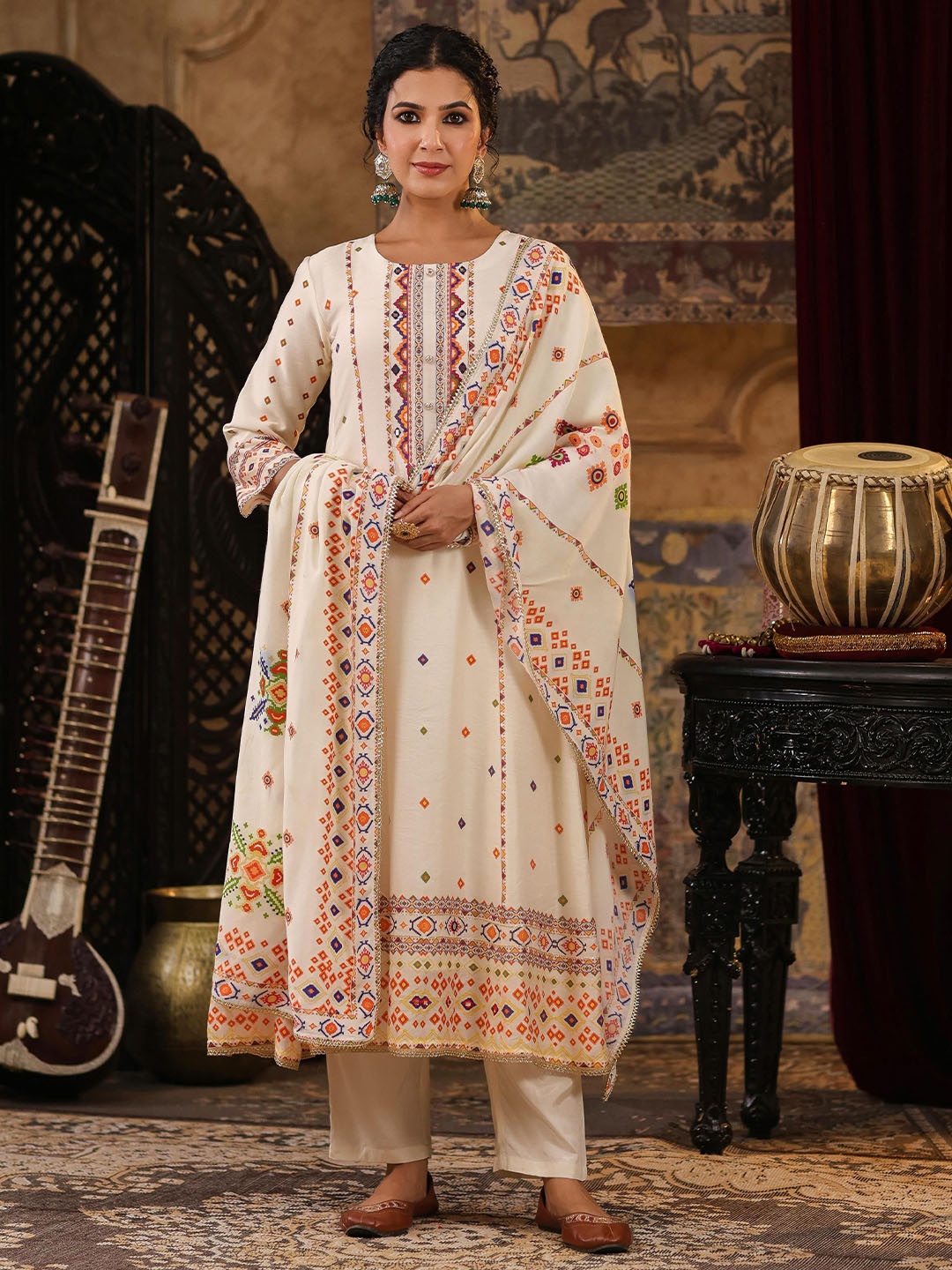 

SCAKHI Floral Printed Panelled Gotta Patti Chanderi Silk Kurta With Trousers & Dupatta, Cream