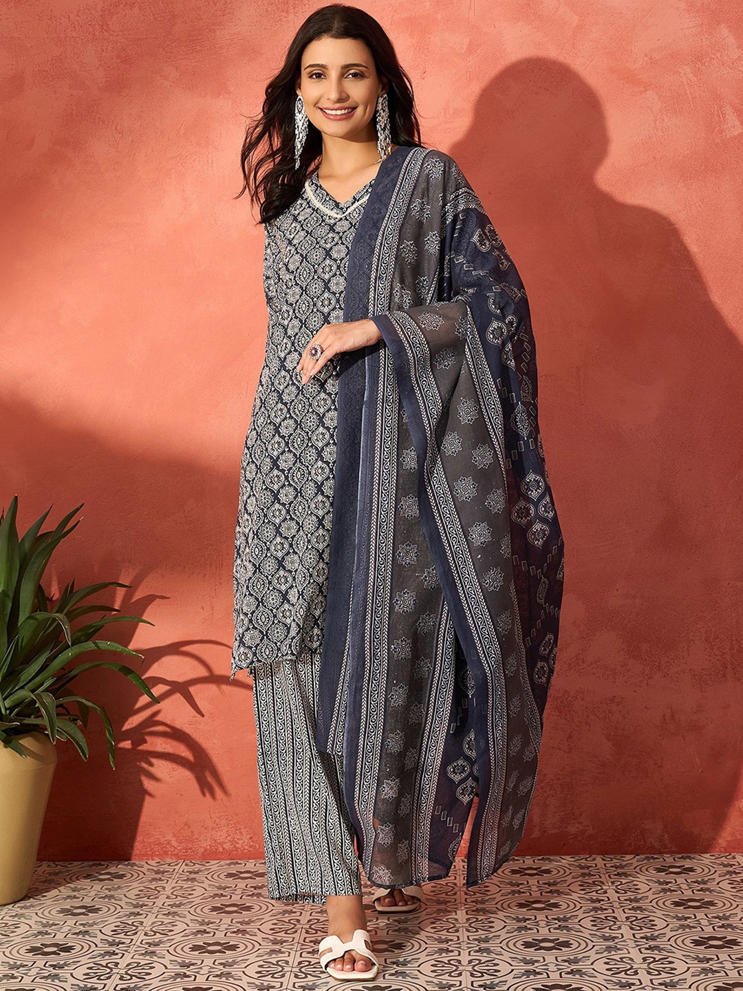 

Sangria Women Printed Kurta & Trousers With Dupatta, Blue