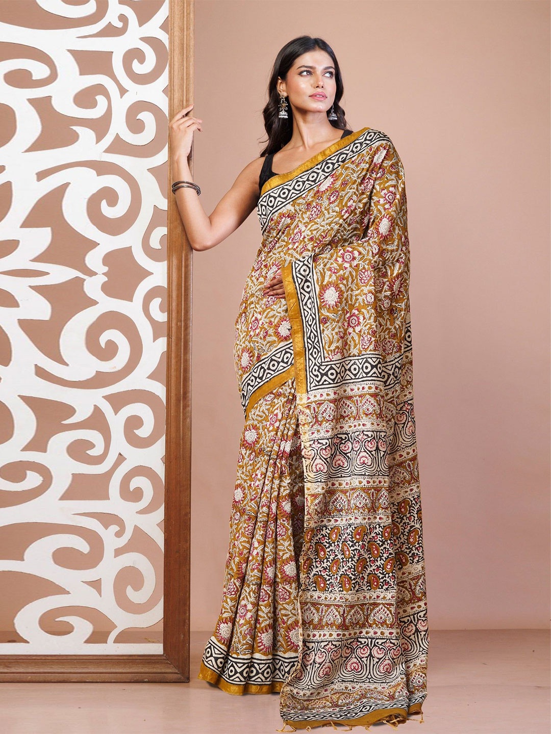 

Unnati Silks Floral Zari Handloom Bagru Saree, Brown