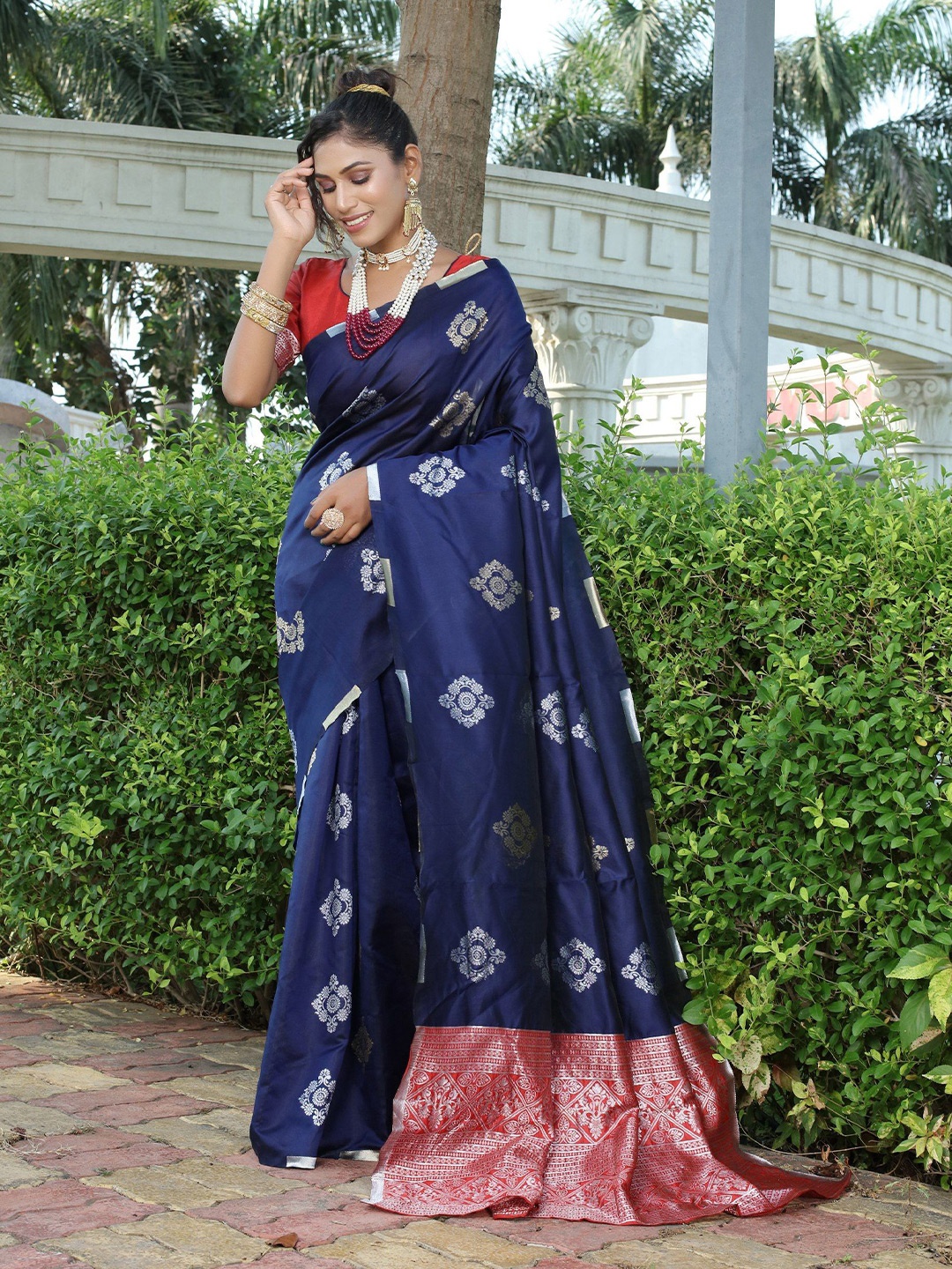 

QENY Ethnic Motifs Zari Banarasi Saree, Blue