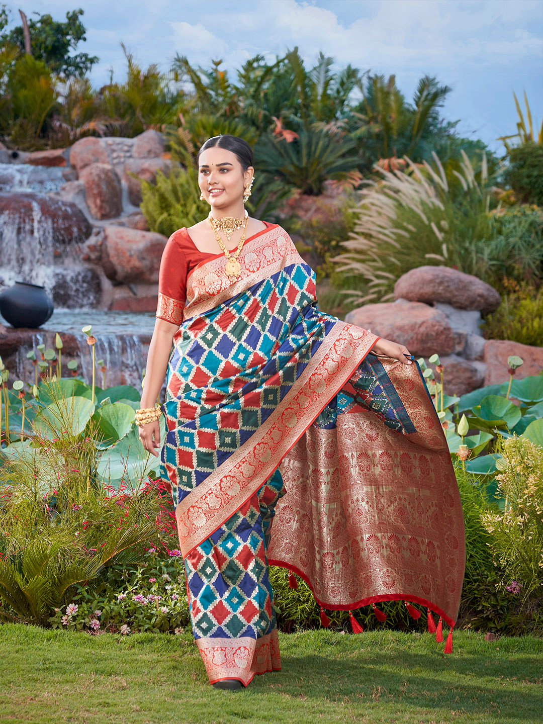 

MANOHARI Ethnic Motifs Woven Design Zari Pure Silk Banarasi Saree, Blue