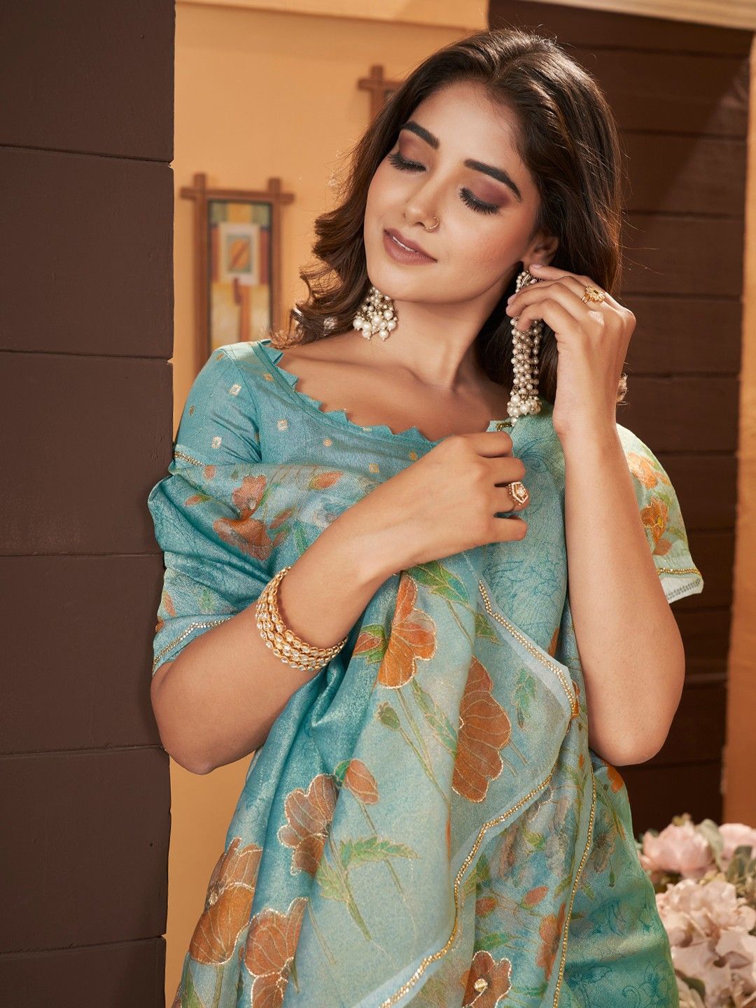 

Mitera Women Floral Zari Tissue Saree, Turquoise blue
