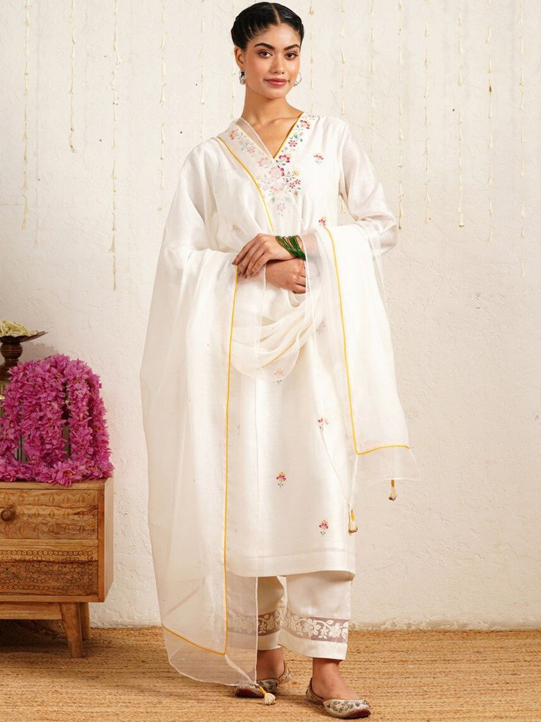 

JAYPORE Embroidered Straight Kurta Set, Off white