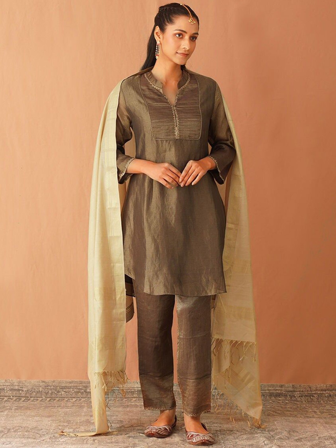 

JAYPORE Floral Embroidered Mandarin Collar Straight Kurta With Trouser, Brown