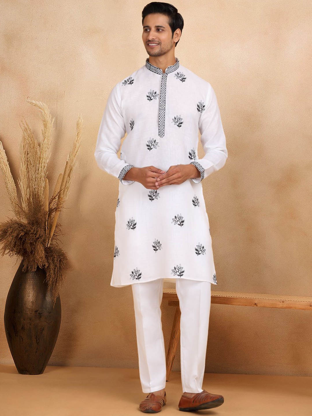 

KRAFT INDIA LUXE Men Ethnic Motifs Embroidered Grandeur & Majestic Artwork Kurta, White