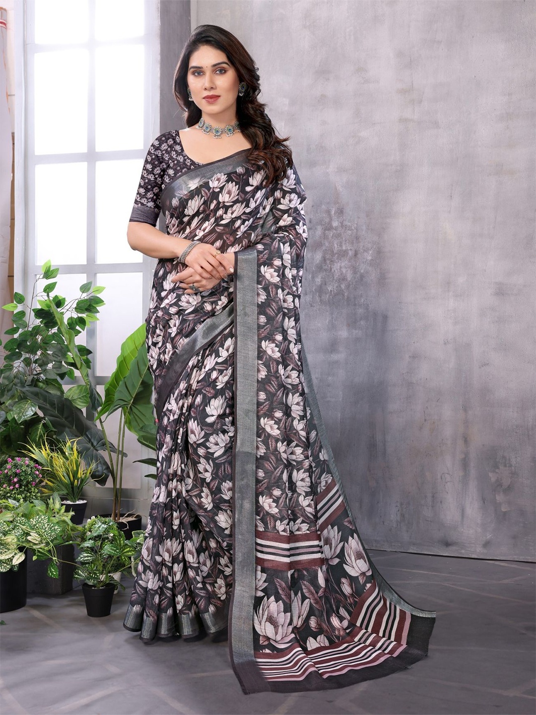 

vj fashion Floral Printed Zari Saree, Black