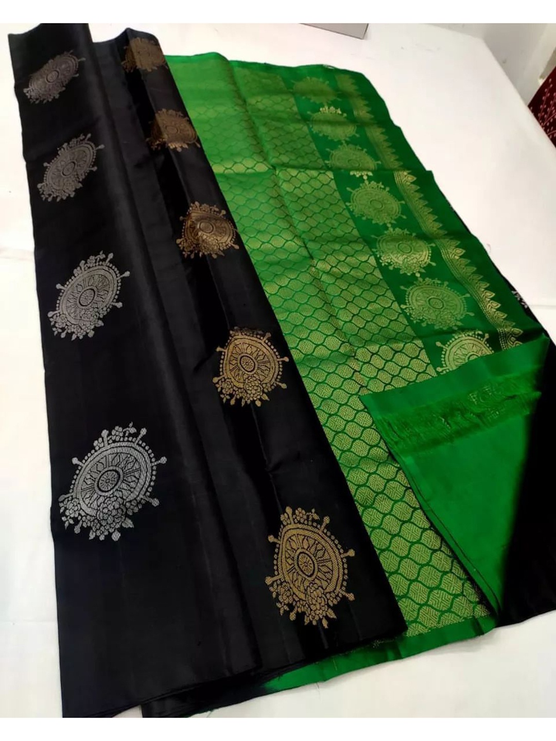 

QENY Ethnic Motifs Zari Traditional Banarasi Saree, Green