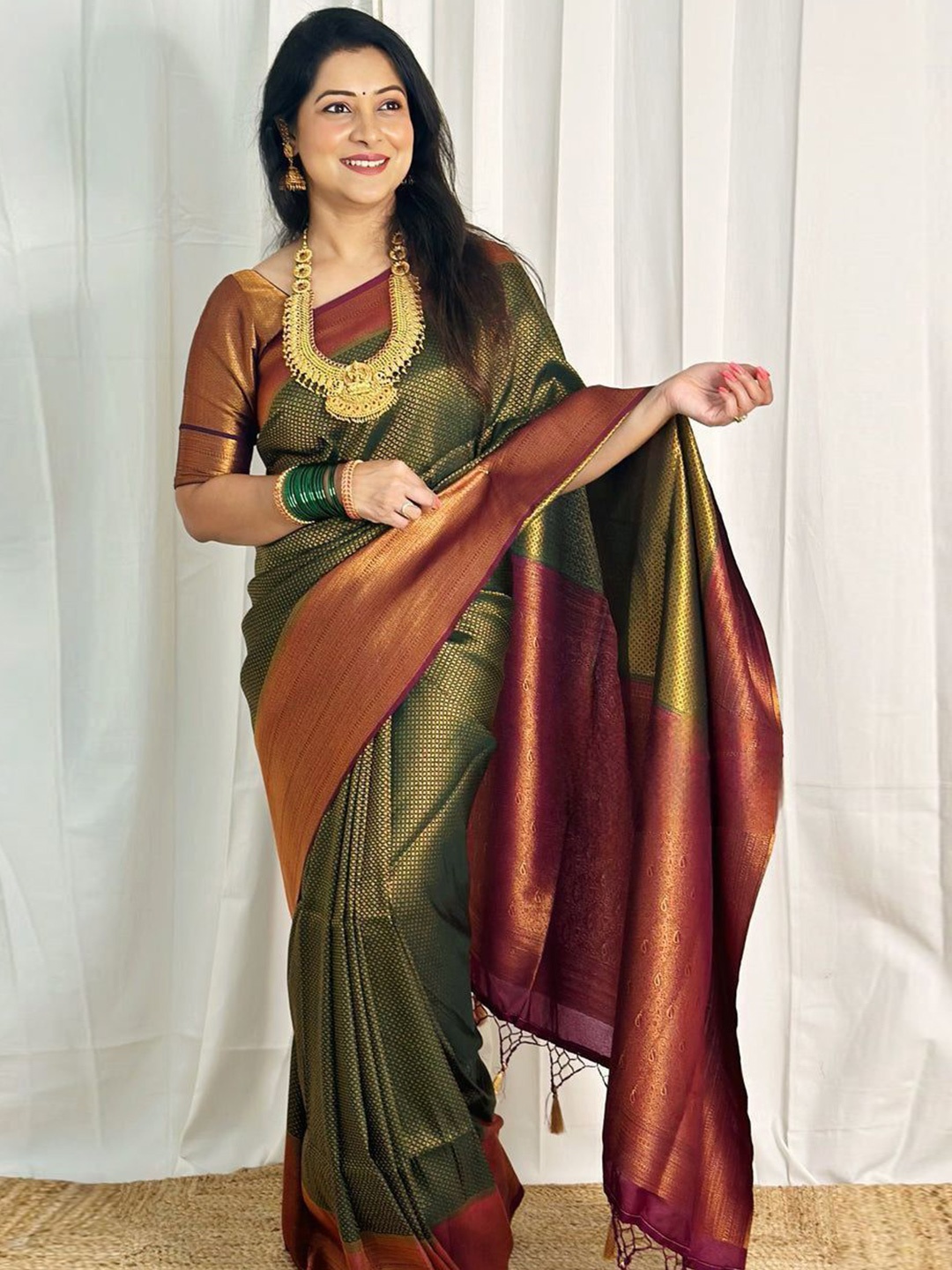 

HANDSEL Woven Design Zari Pure Silk Banarasi Saree, Green