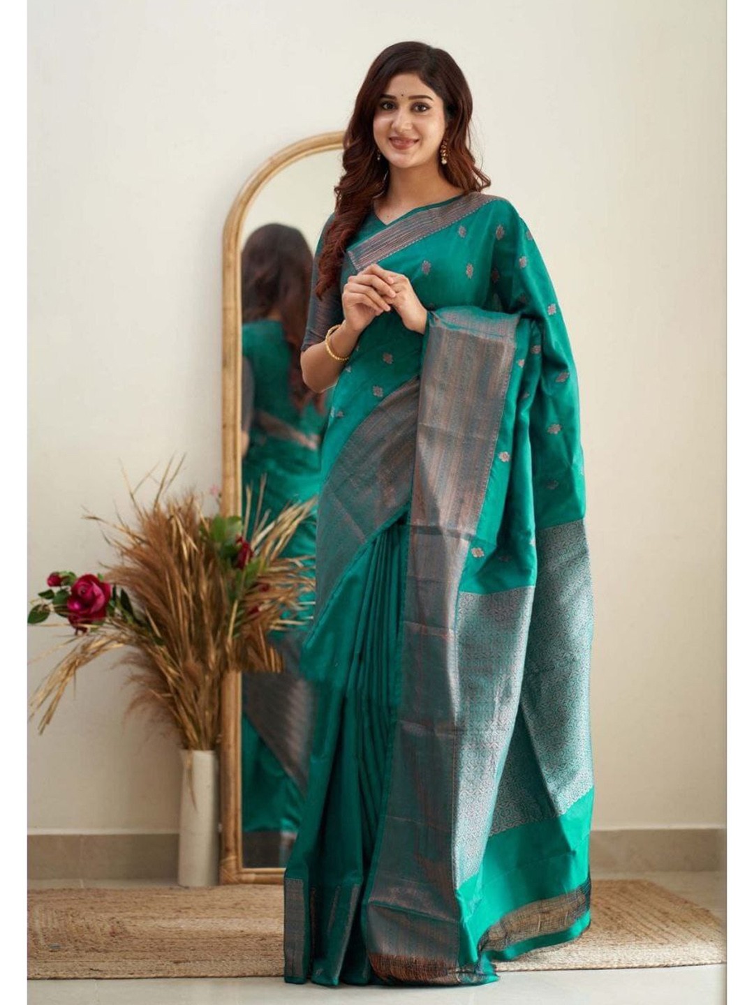 

QENY Woven Design Zari Banarasi Saree, Green