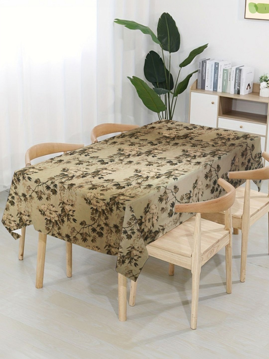 

Tesmare Beige Floral Velvet Anti-Slip 4-Seater Table Cover