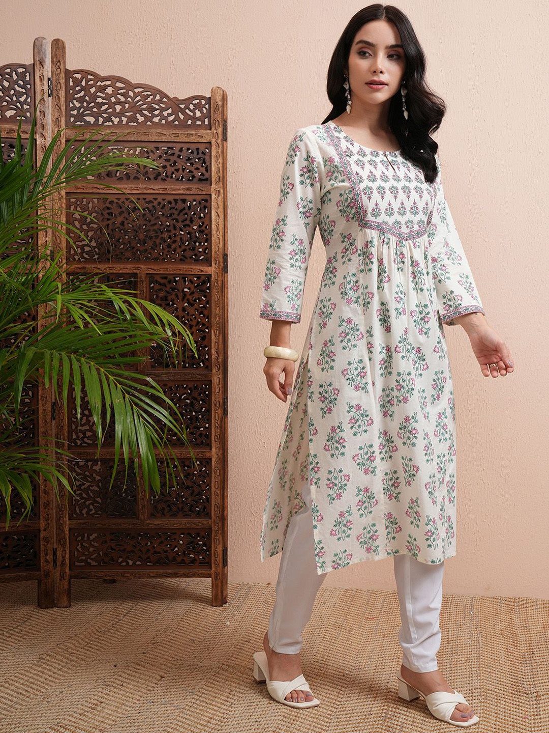 

Vishudh Women Floral Printed Floral Kurta, Cream