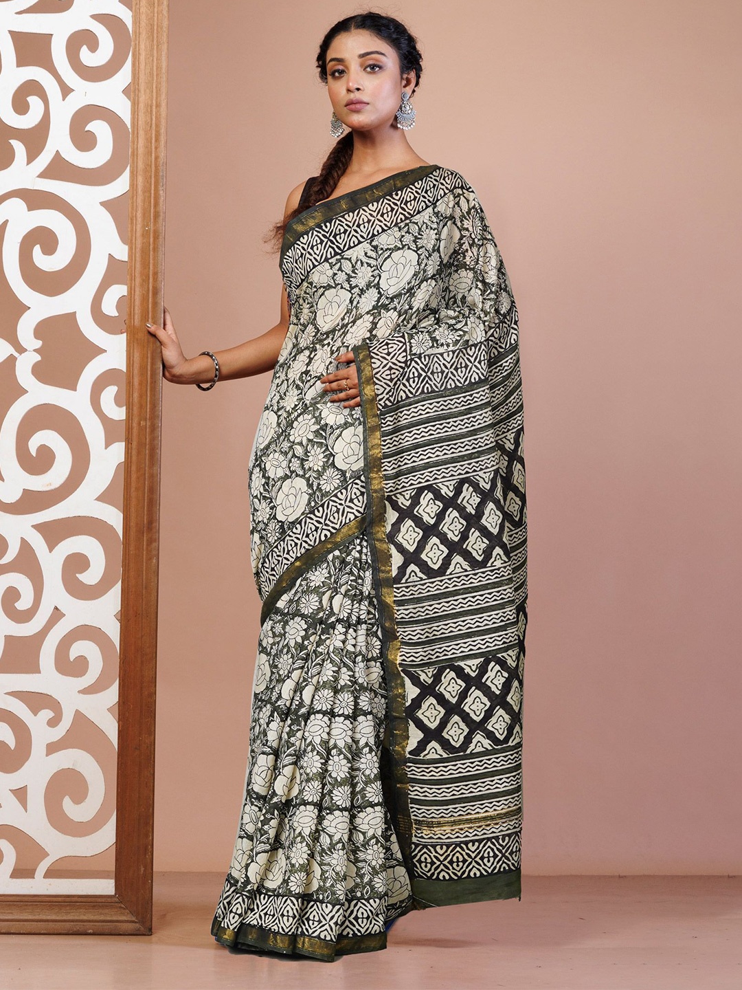 

Unnati Silks Silk Cotton Handloom Bagru Saree, Black