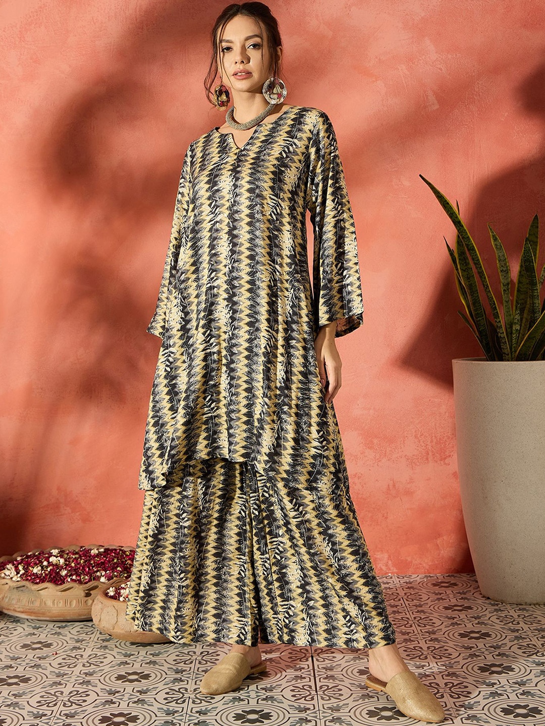 

InWeave Women Ethnic Motifs Printed Kurta With Palazzo, Black