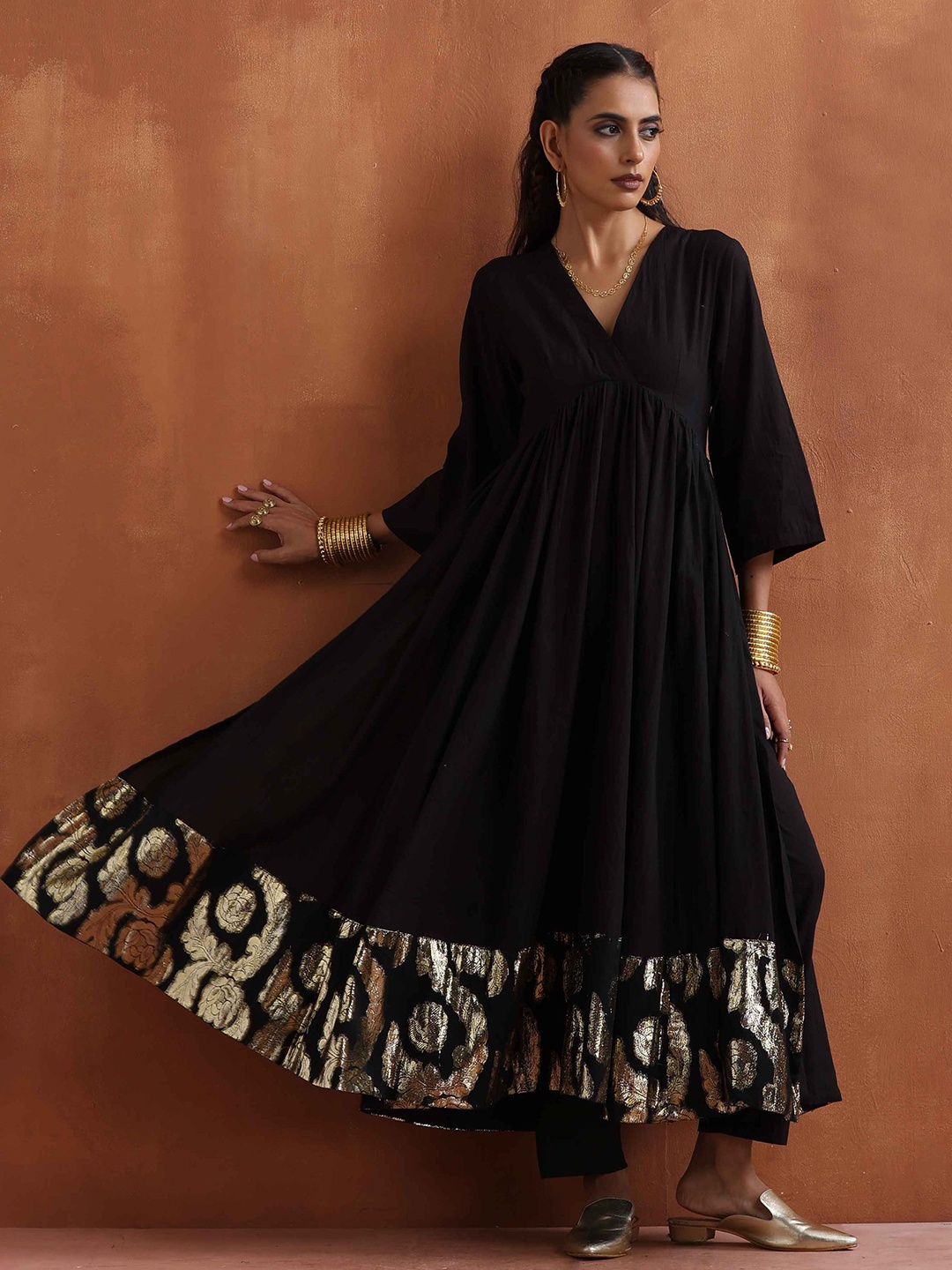 

trueBrowns Pleated Anarkali Pure Cotton Zari Kurta with Trousers, Black