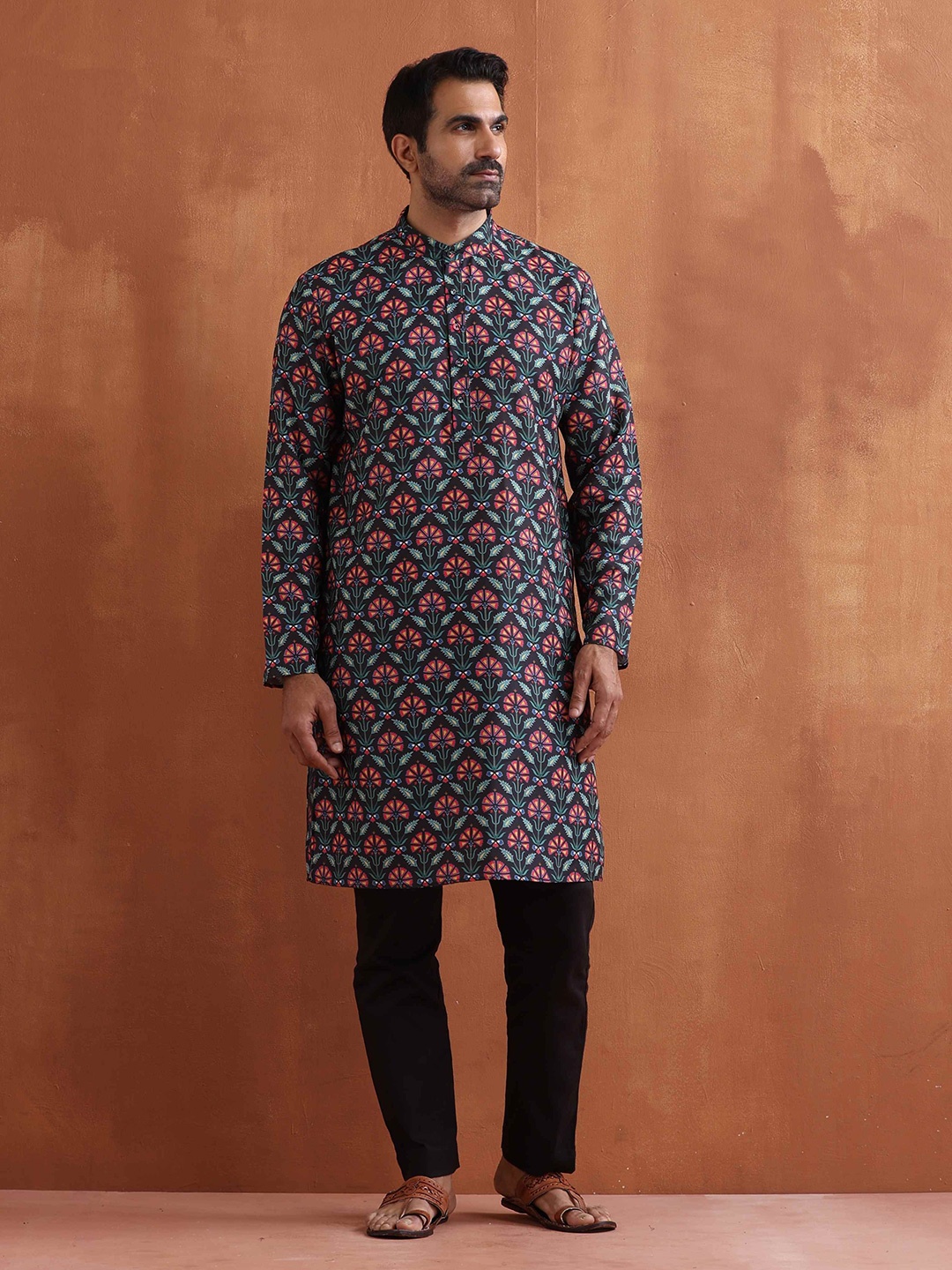 

trueBrowns Ethnic Motifs Printed Mandarin Collar Straight Kurta, Black