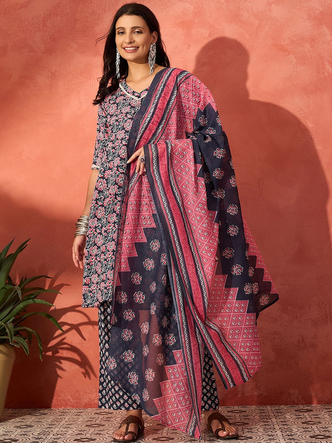 

Sangria Women Printed Straight Kurta Set, Navy blue