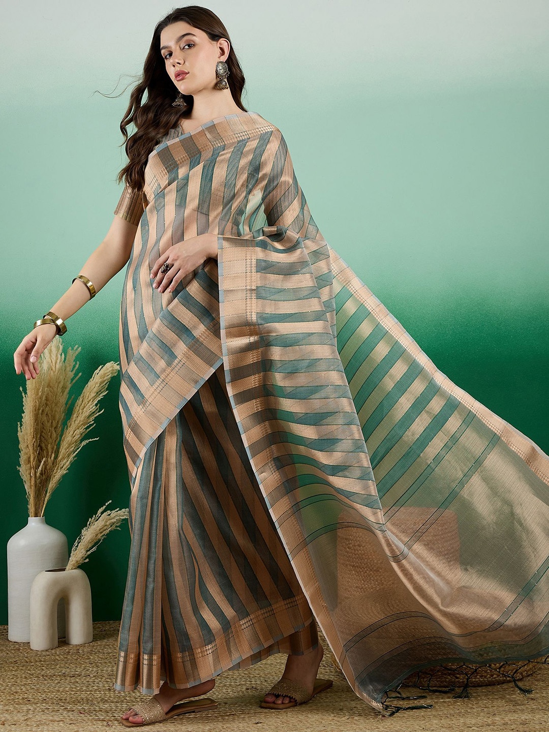 

DIVASTRI Woven Design Zari Kanjeevaram Saree, Green