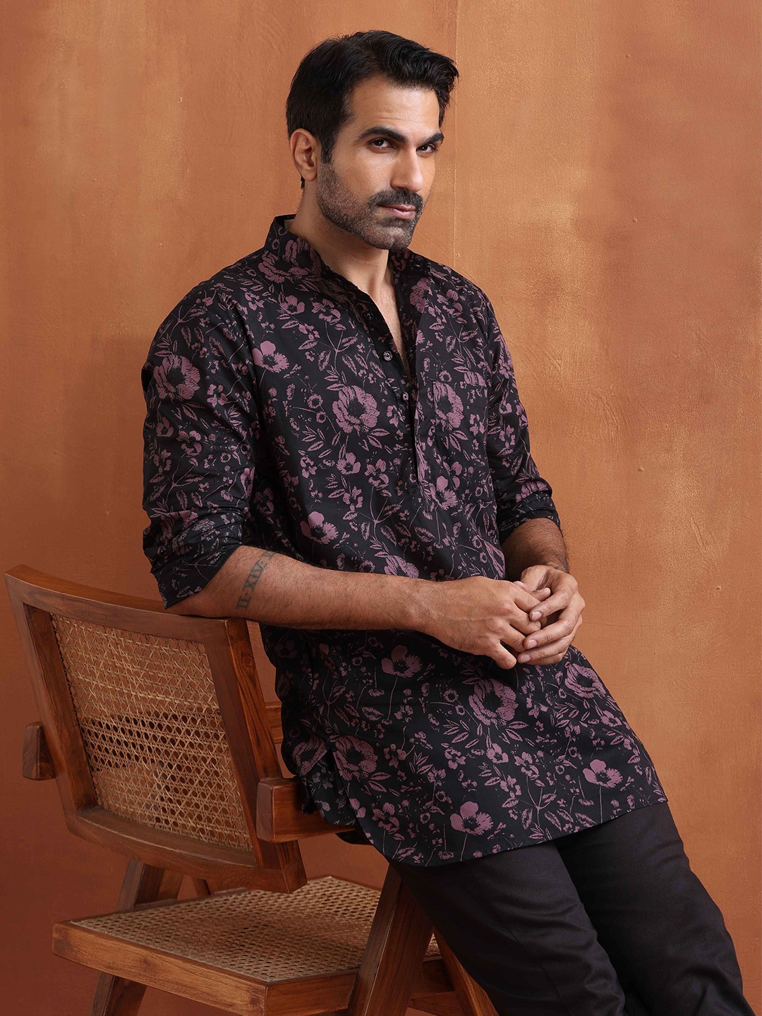 

trueBrowns Floral Printed Mandarin Collar Cotton Straight Kurta, Black