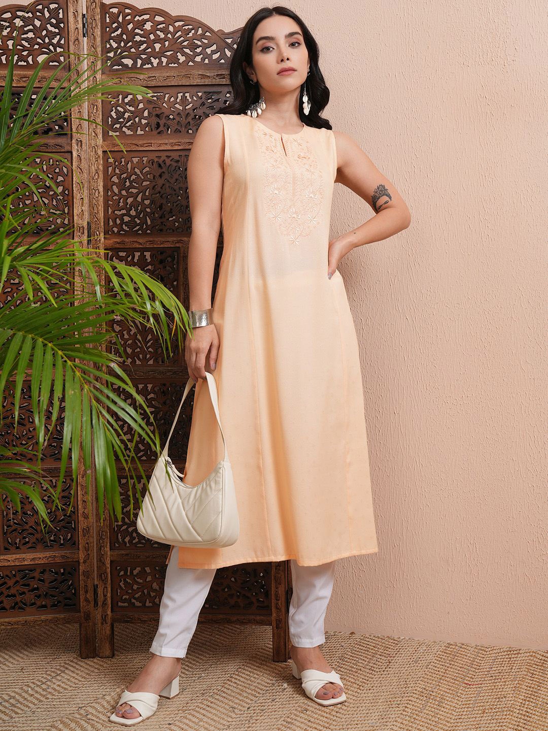 

Vishudh Women Embroidered Kurta, Peach