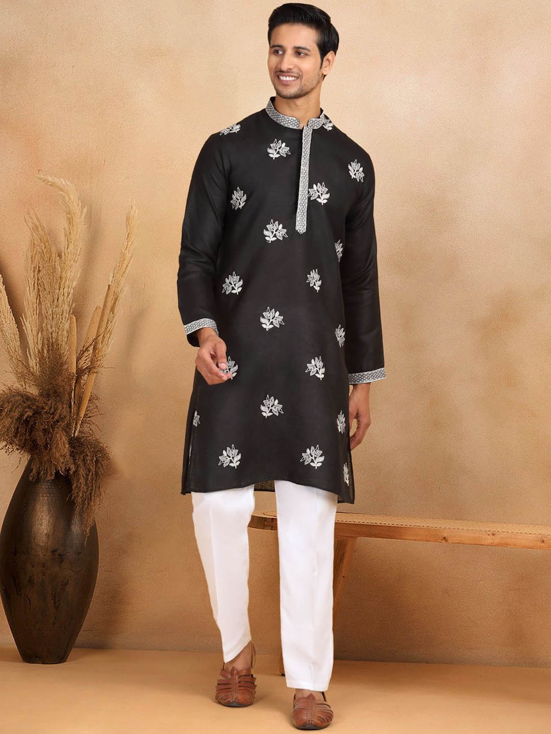 

KRAFT INDIA LUXE Men Ethnic Motifs Embroidered Grandeur & Majestic Artwork Kurta, Black