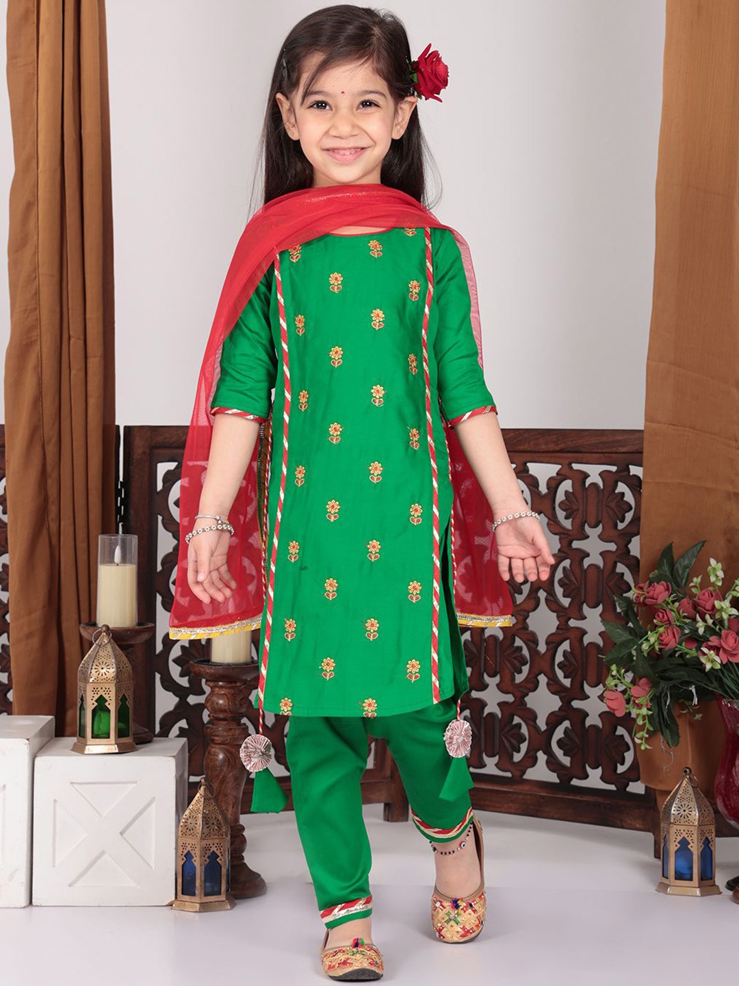 

Here&Now X Kinder Kids Girls Embroidered Pure Cotton Kurti with Trousers With Dupatta, Green