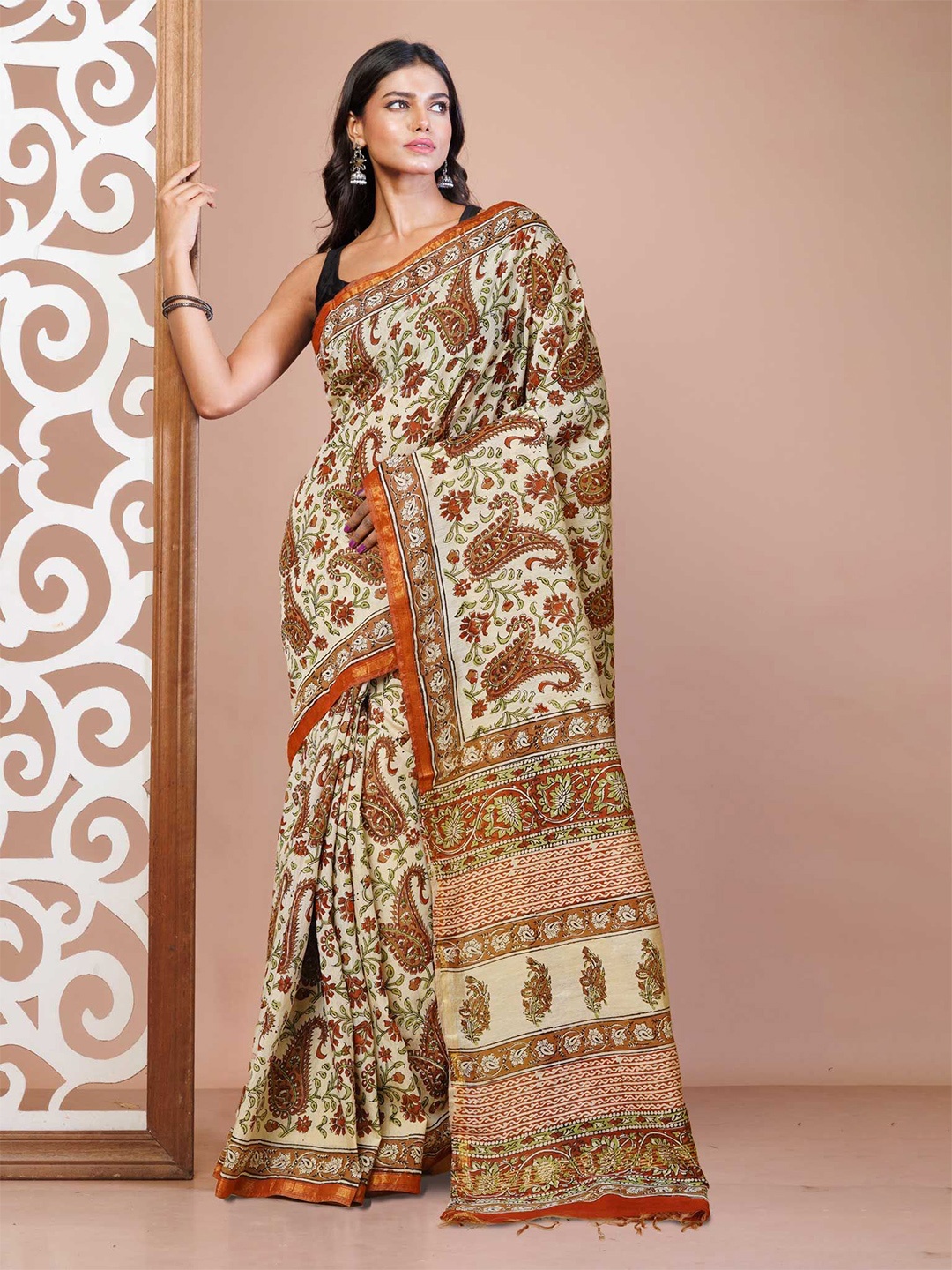 

Unnati Silks Floral Zari Handloom Bagru Saree, Cream