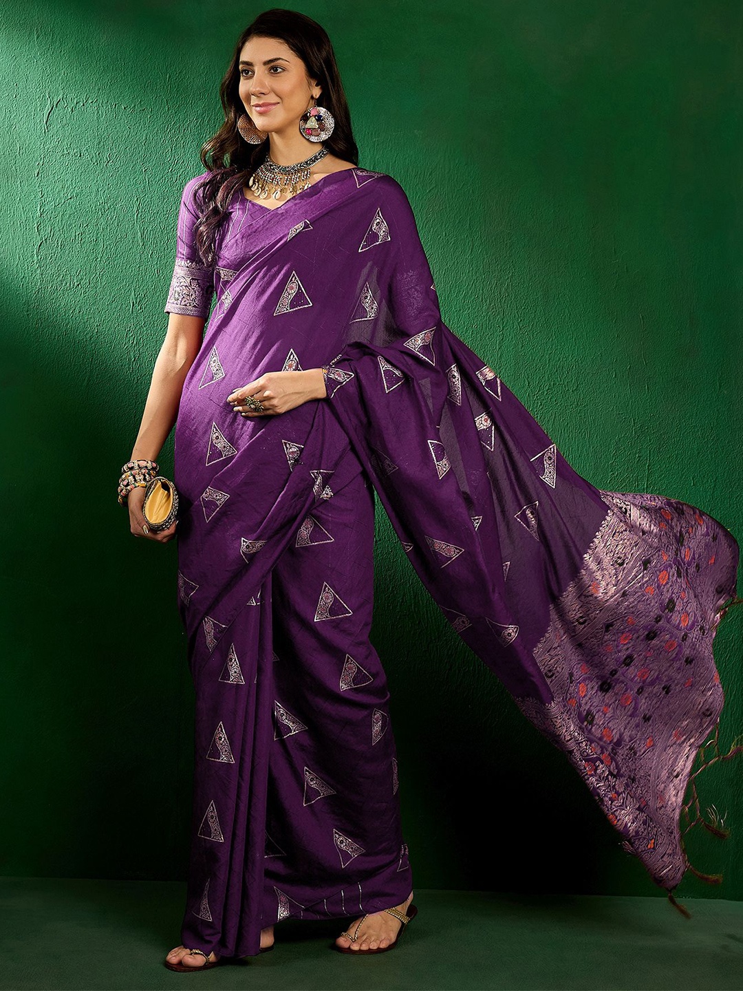 

DIVASTRI Woven Design Zari Silk Blend Designer Kanjeevaram Saree, Burgundy