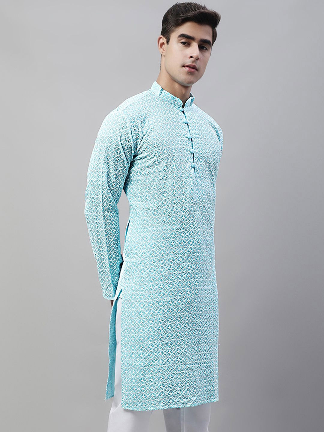 

Jompers Men Floral Embroidered Mandarin Collar Cotton Kurta, Turquoise blue