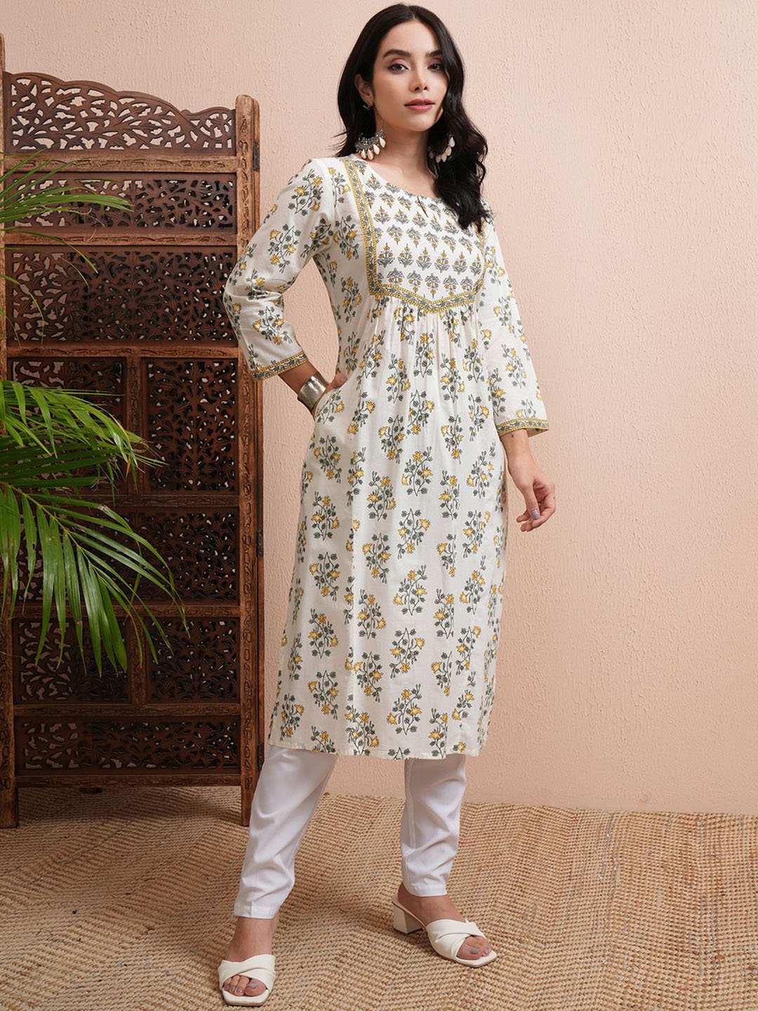 

Vishudh Women Floral Printed Floral Kurta, Cream