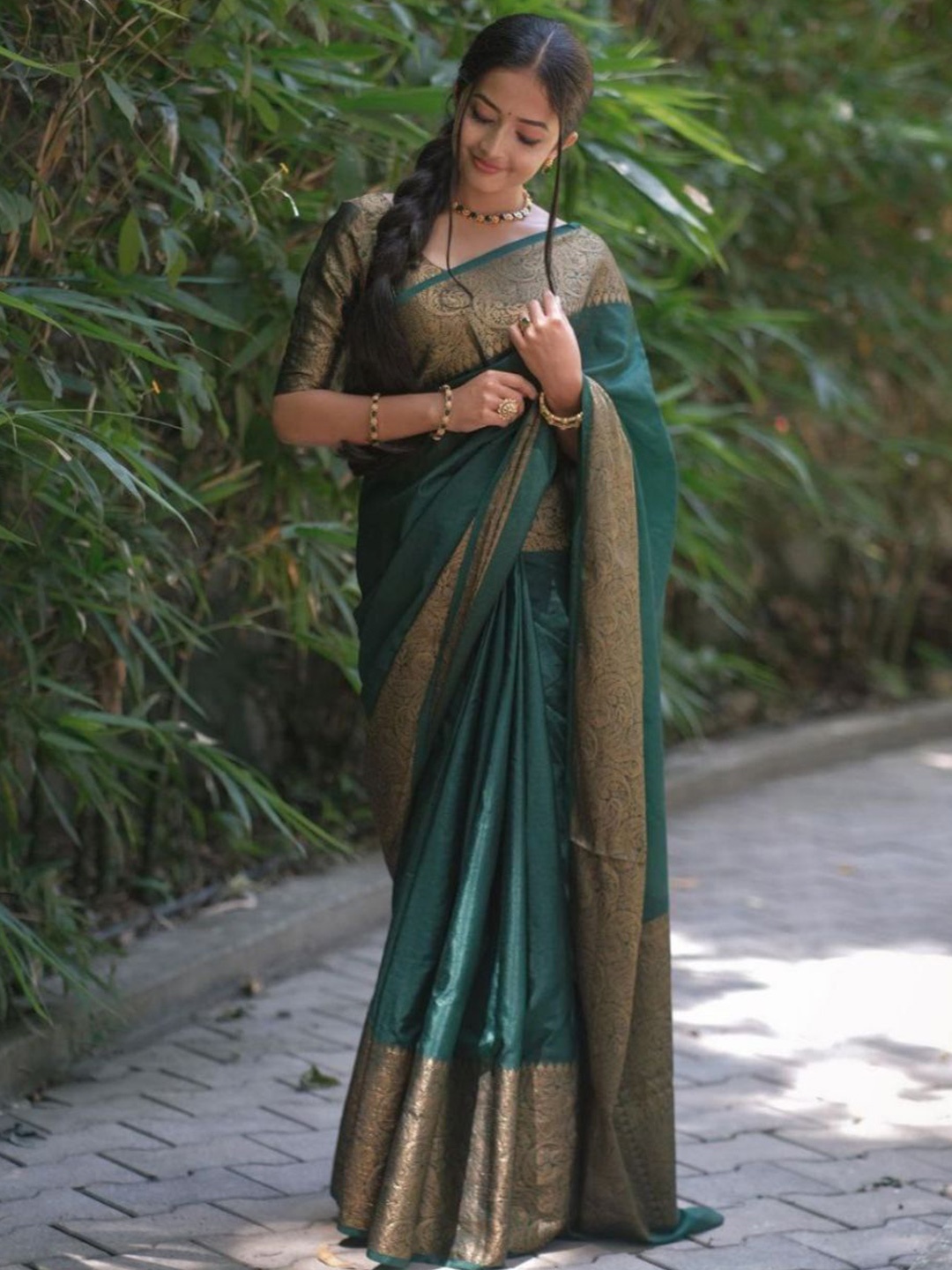 

HANDSEL Woven Design Zari Pure Silk Banarasi Saree, Green