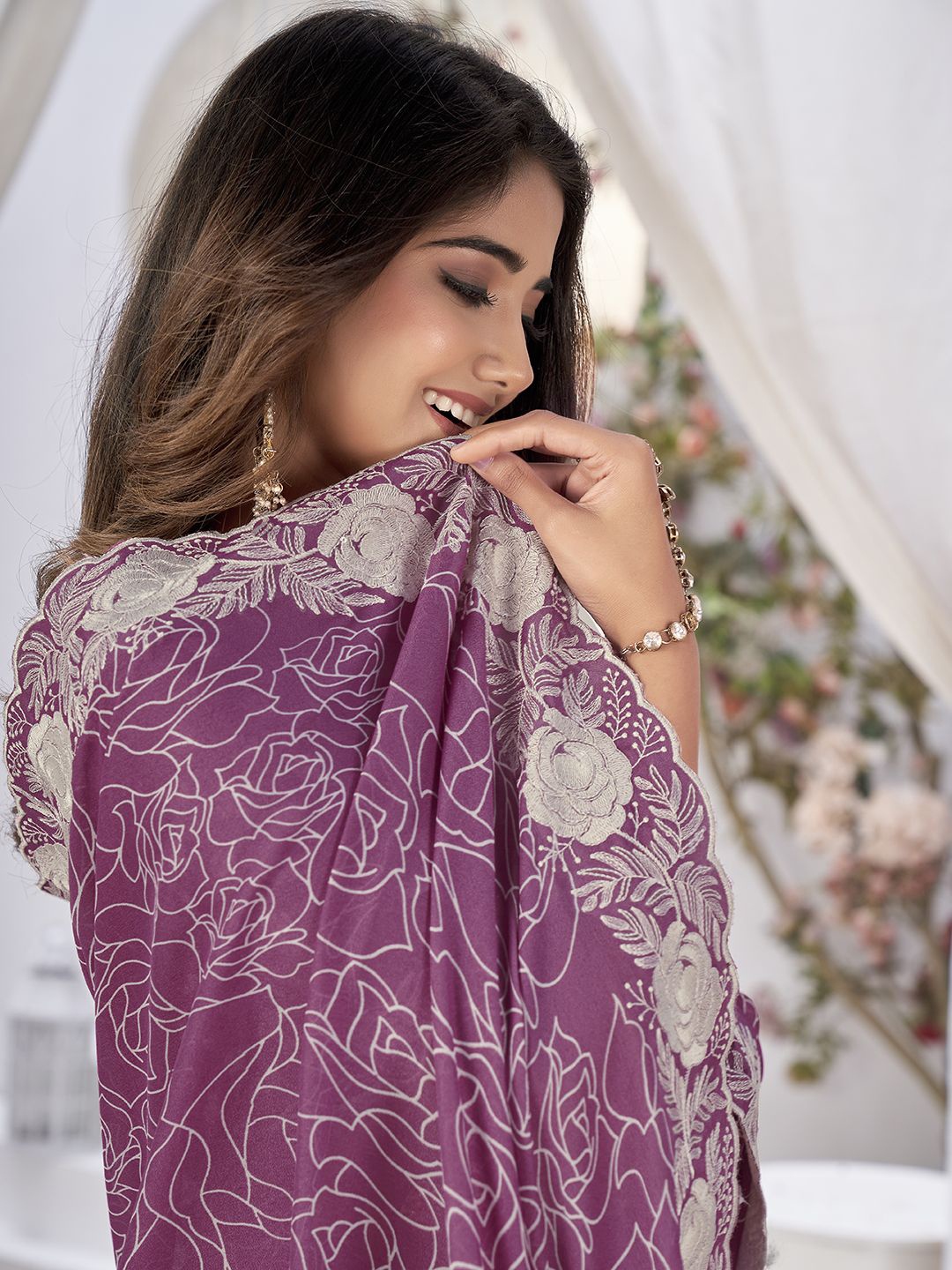 

Mitera Abstract Printed Embroidered Saree With Blouse Piece, Burgundy