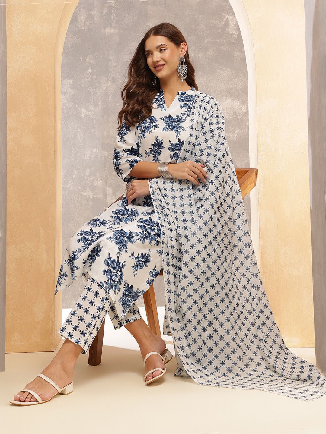 

Anouk Women Floral Printed Regular Kurta With Trousers & Dupatta, White