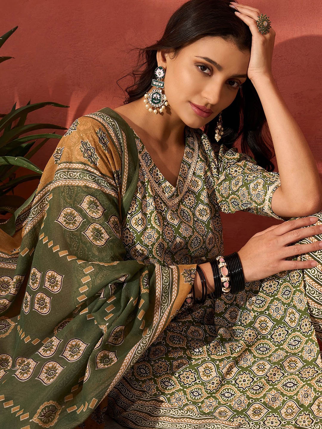 

Sangria Women Printed Kurta & Trousers With Dupatta, Olive