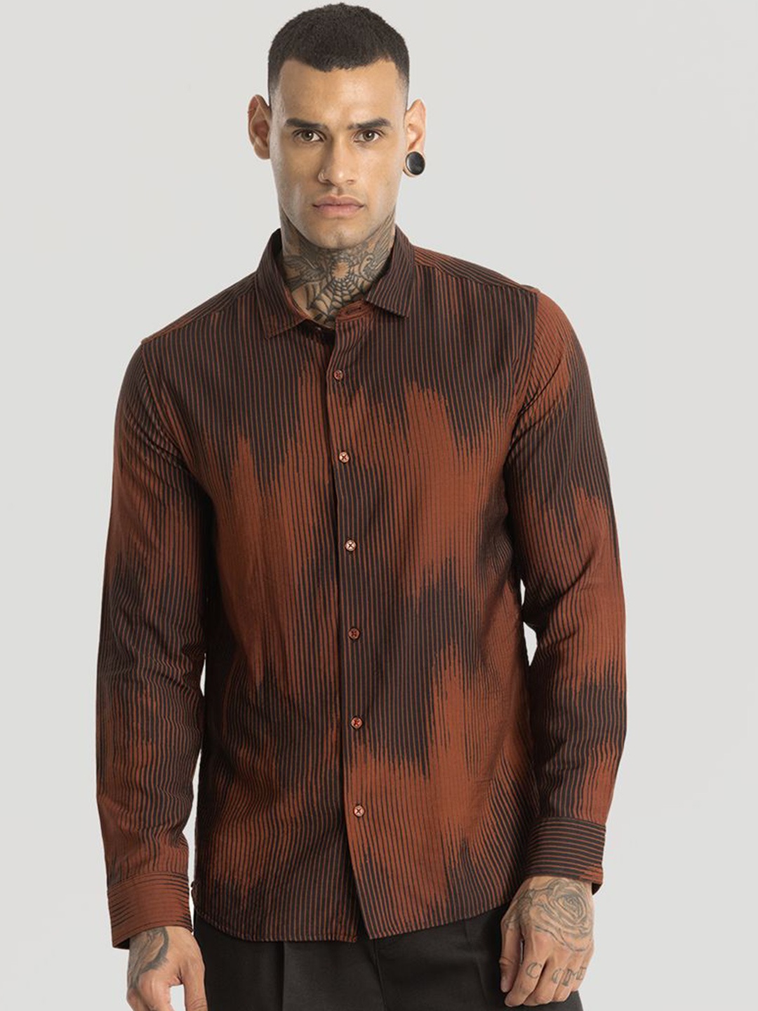 

Snitch Men Smart Spread Collar Abstract Printed Slim Fit Casual Shirt, Brown