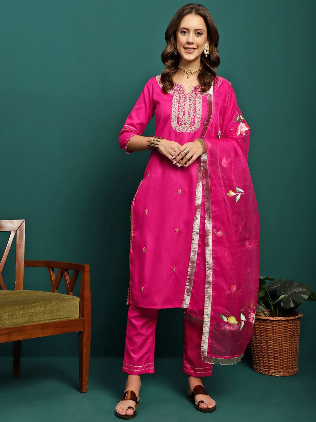 

BANDIA Women Ethnic Motifs Embroidered Regular Thread Work Kurta with Trousers & Dupatta, Fuchsia