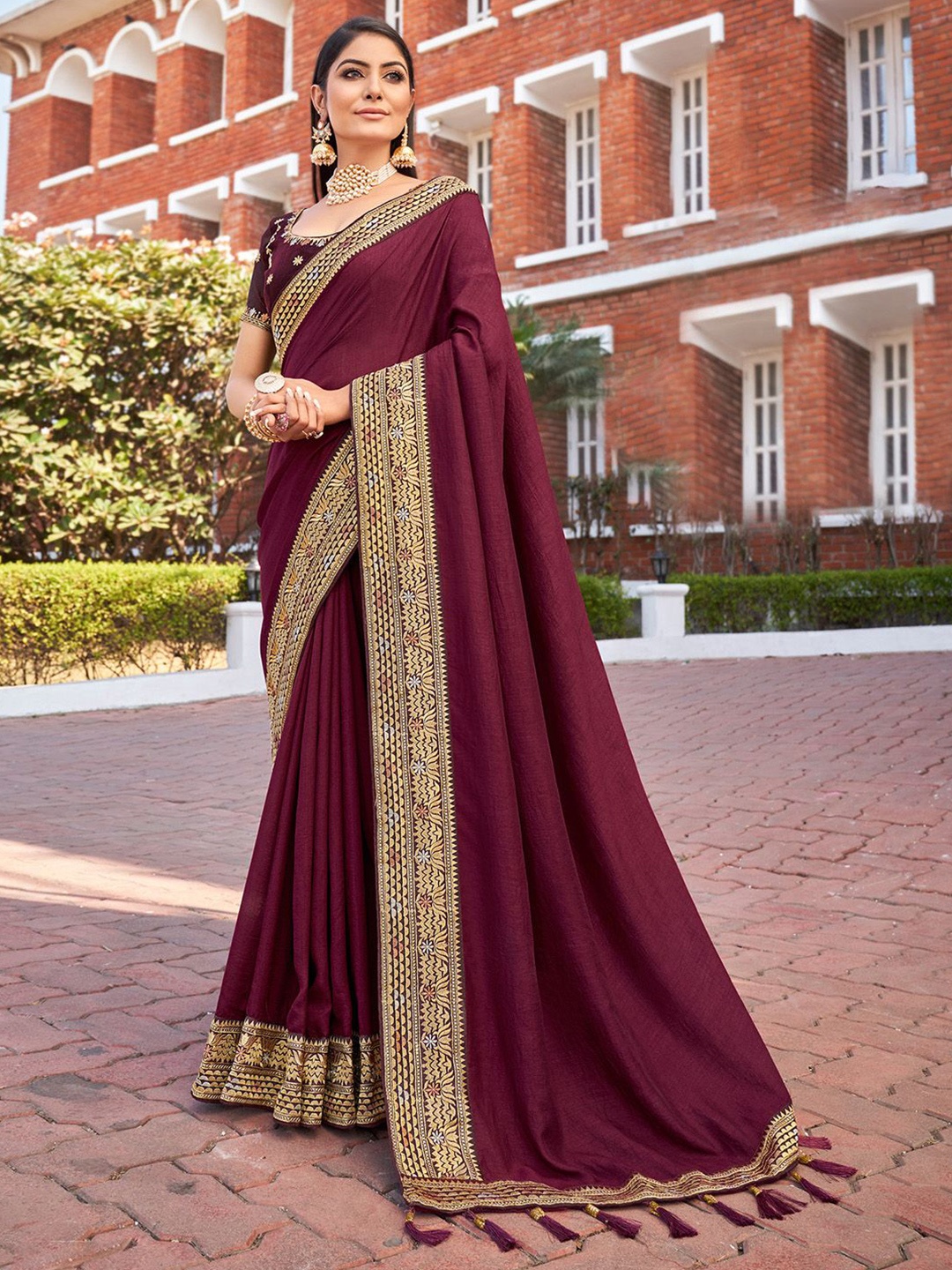 

Mitera Ethnic Motifs Zari Embroidered Saree, Magenta