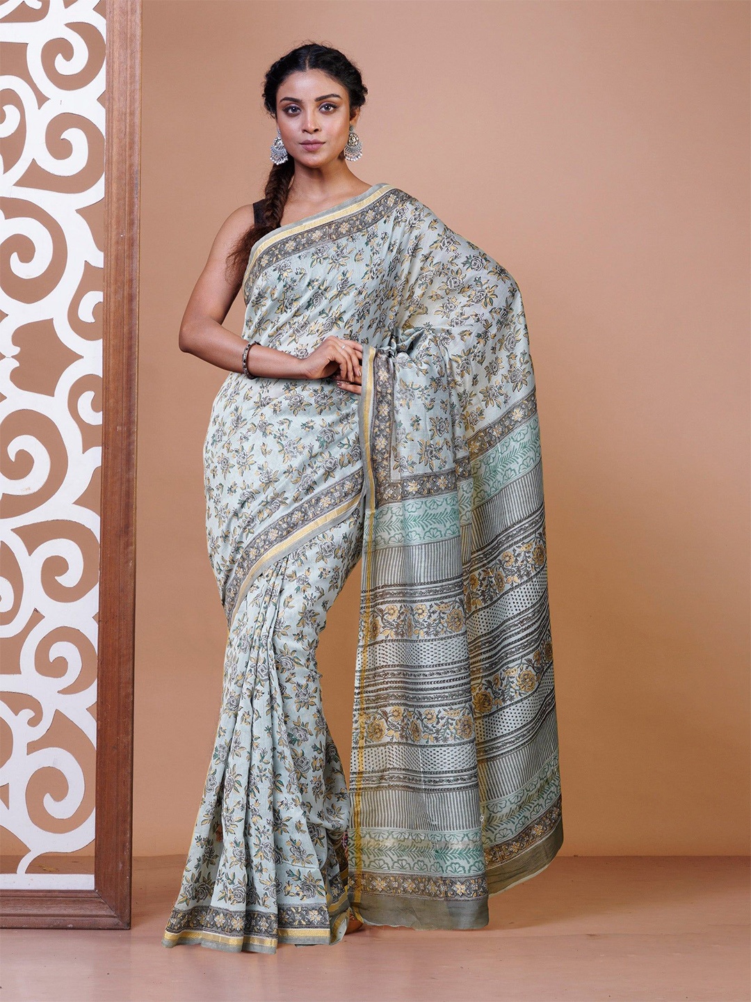 

Unnati Silks Ethnic Motifs Printed Handloom Chanderi Saree, Grey