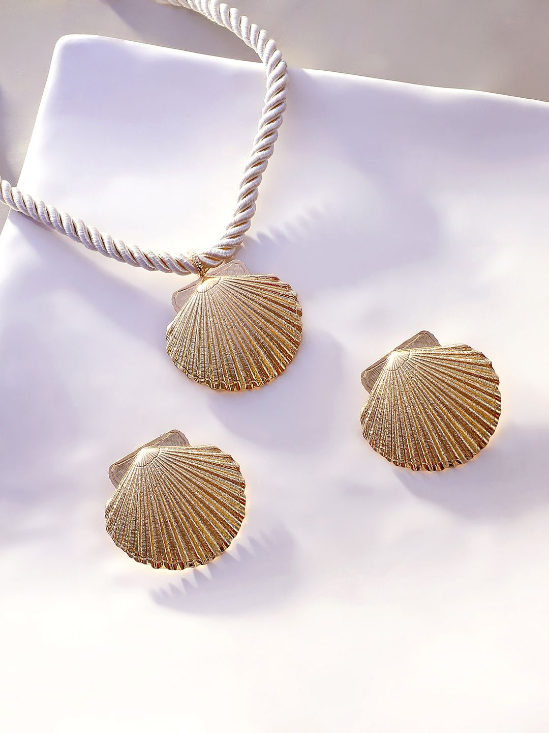 

SOHI The Seashell Gold-Plated Jewellery Set