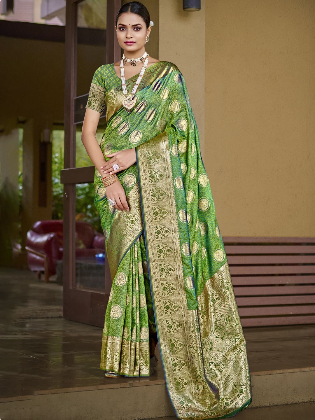 

SANGAM PRINTS Woven Design Zari Saree, Green