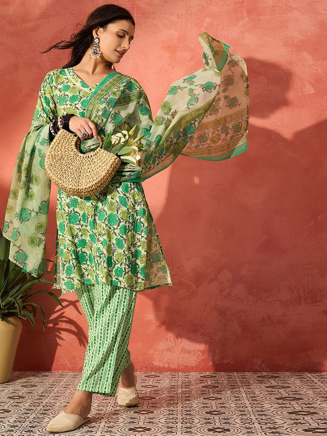 

Sangria Women Printed Kurta & Trousers With Dupatta, Green
