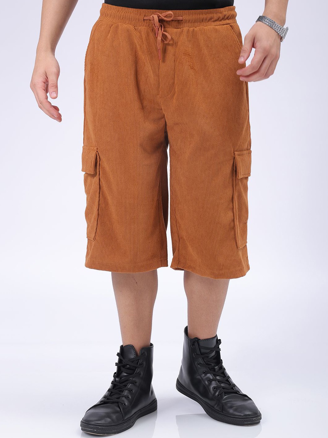 

The Indian Garage Co Men Solid Loose Fit Cargo Shorts, Brown