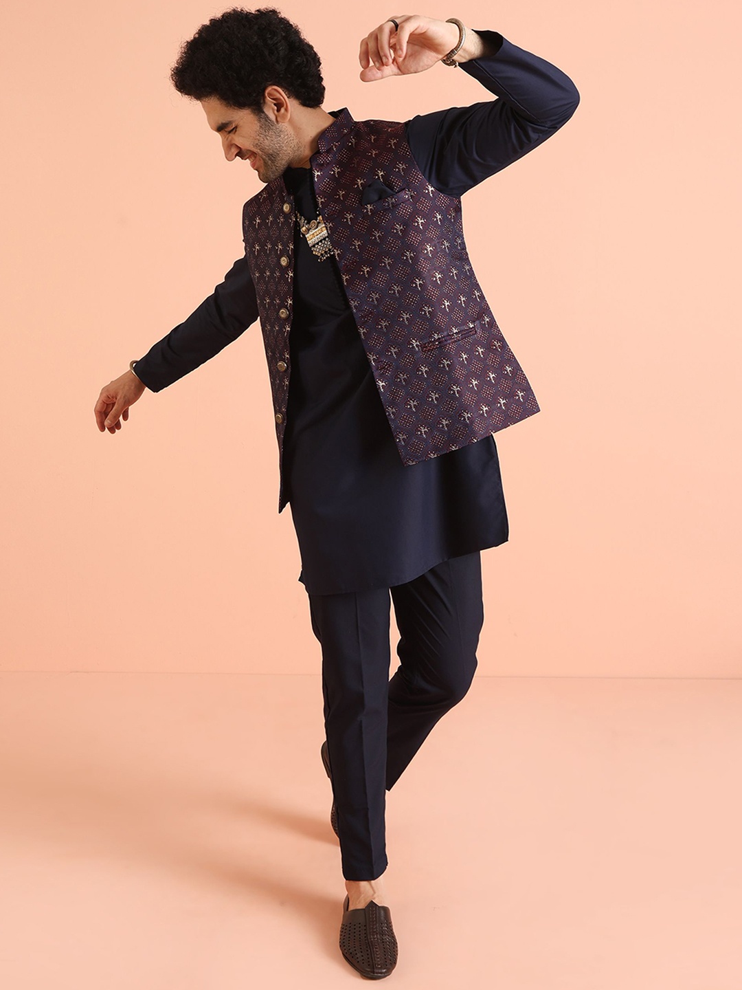 

KISAH Mandarin Collar Straight Kurta & Trouser With Nehru Jacket, Navy blue