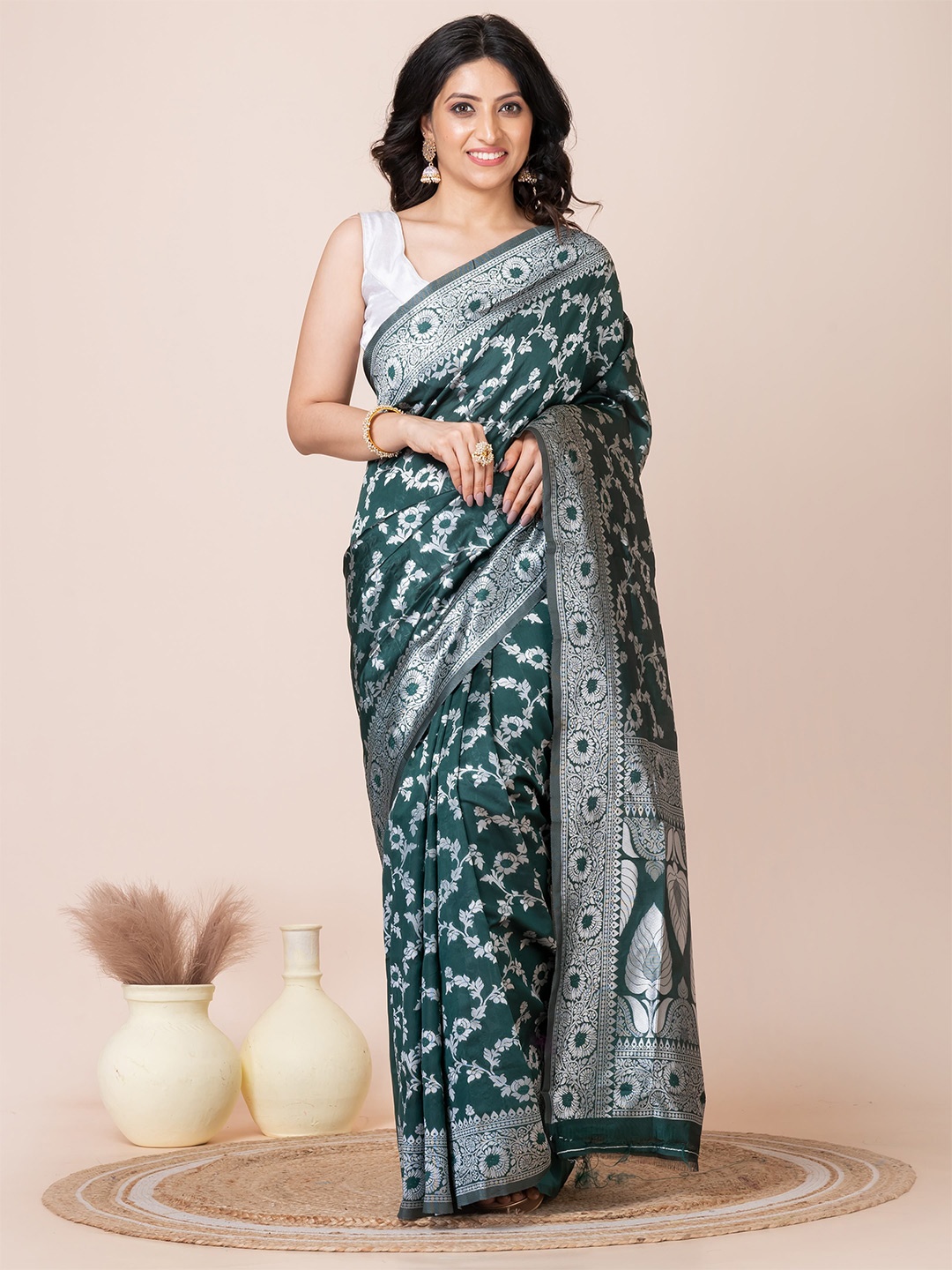 

Laa Calcutta Floral Zari Silk Blend Banarasi Saree, Green