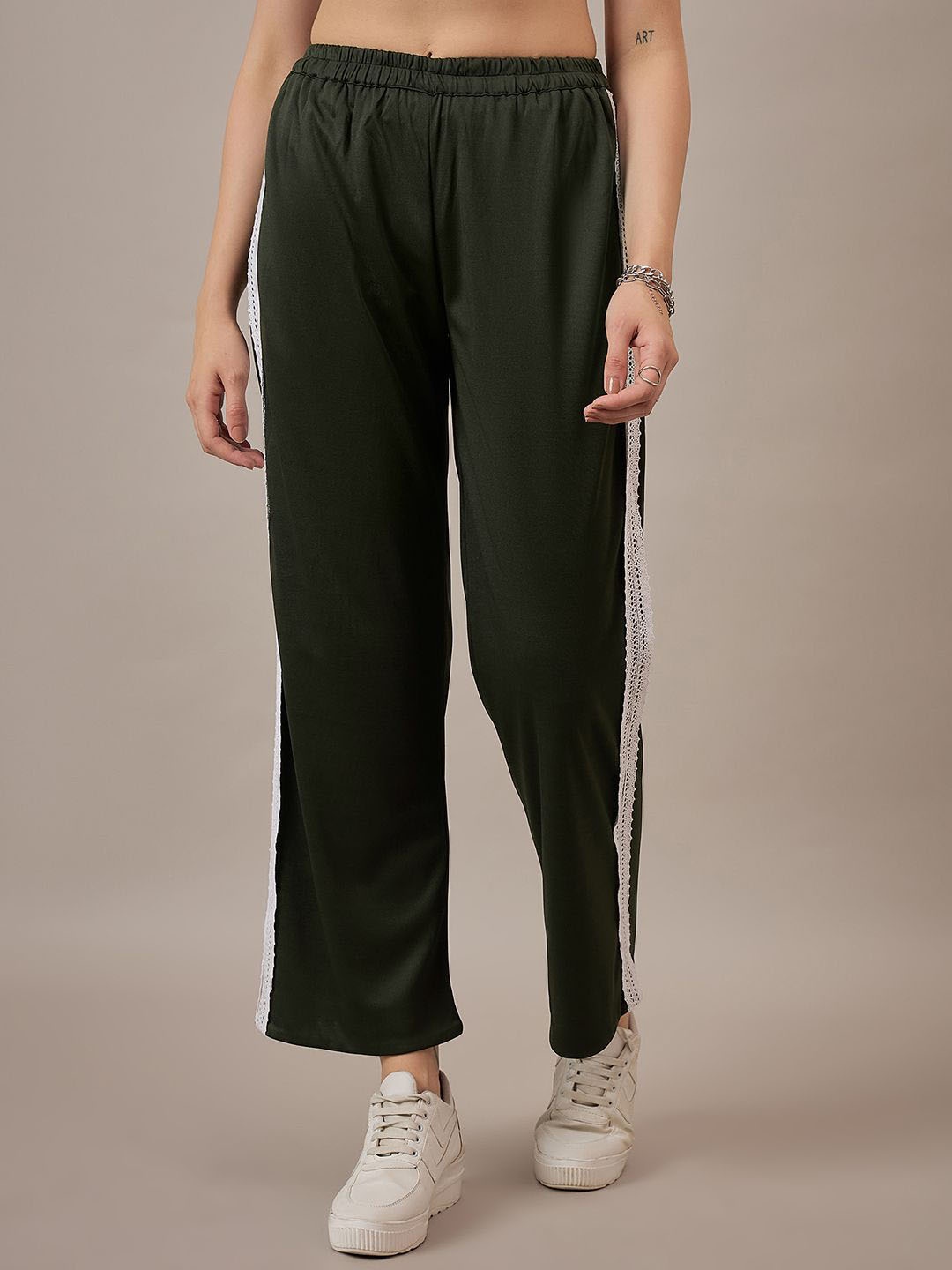 

The Roadster Lifestyle Co Women Straight Fit Trouser, Black