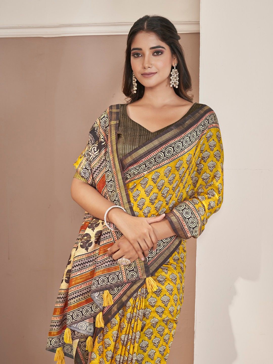 

Mitera Woven Design Cotton Blend Saree, Yellow