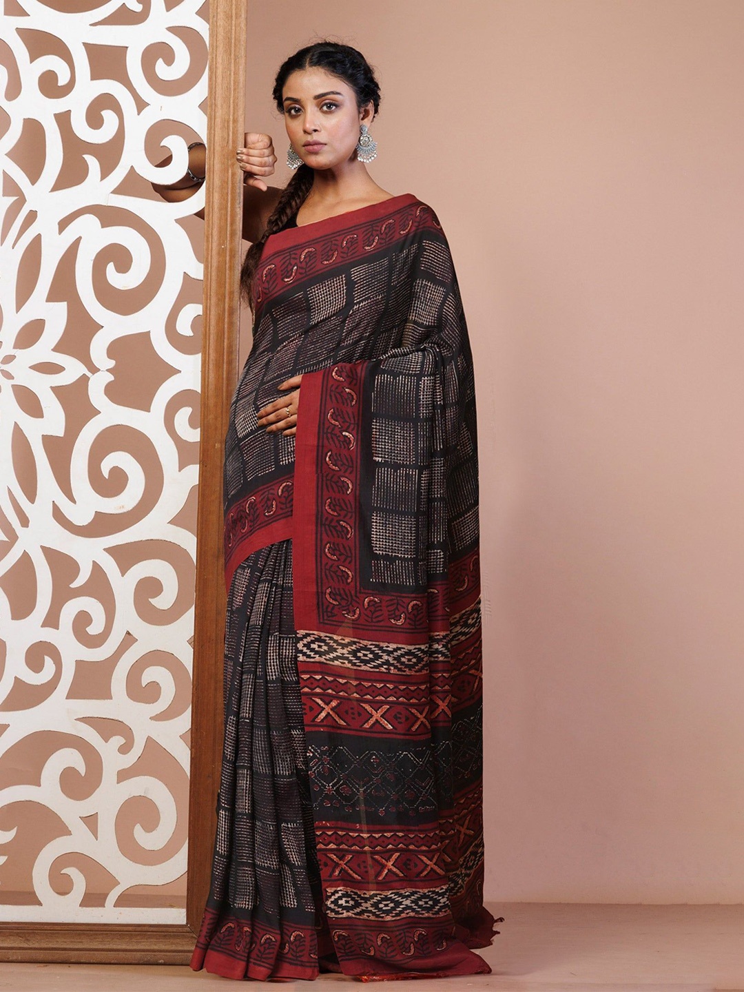 

Unnati Silks Floral Handloom Block Print Saree, Black