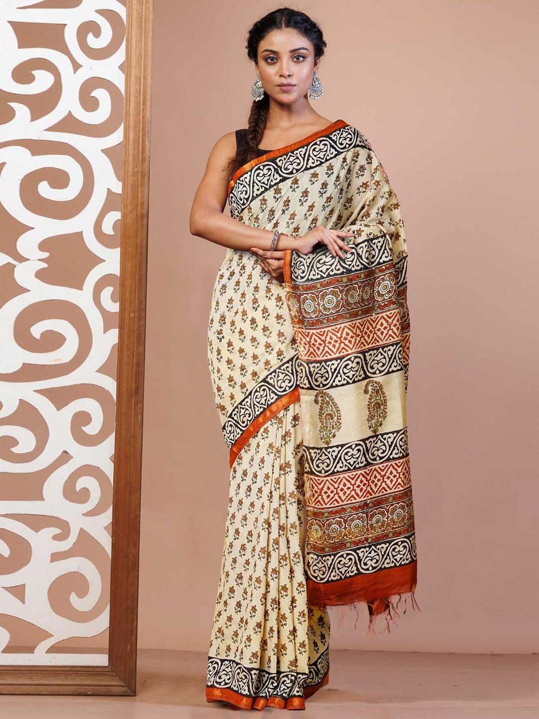 

Unnati Silks Floral Zari Handloom Bagru Saree, Cream