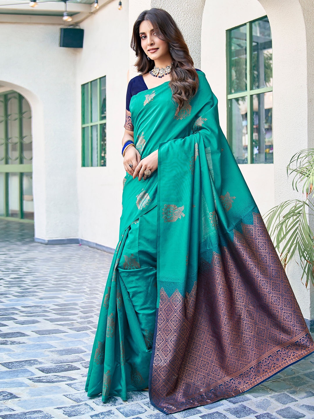 

QENY Woven Design Zari Banarasi Saree, Green