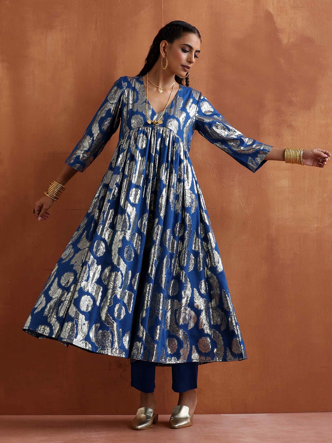

trueBrowns Ethnic Motifs Woven Design Empire V-Neck Brocade Anarkali Kurta With Sharara, Blue