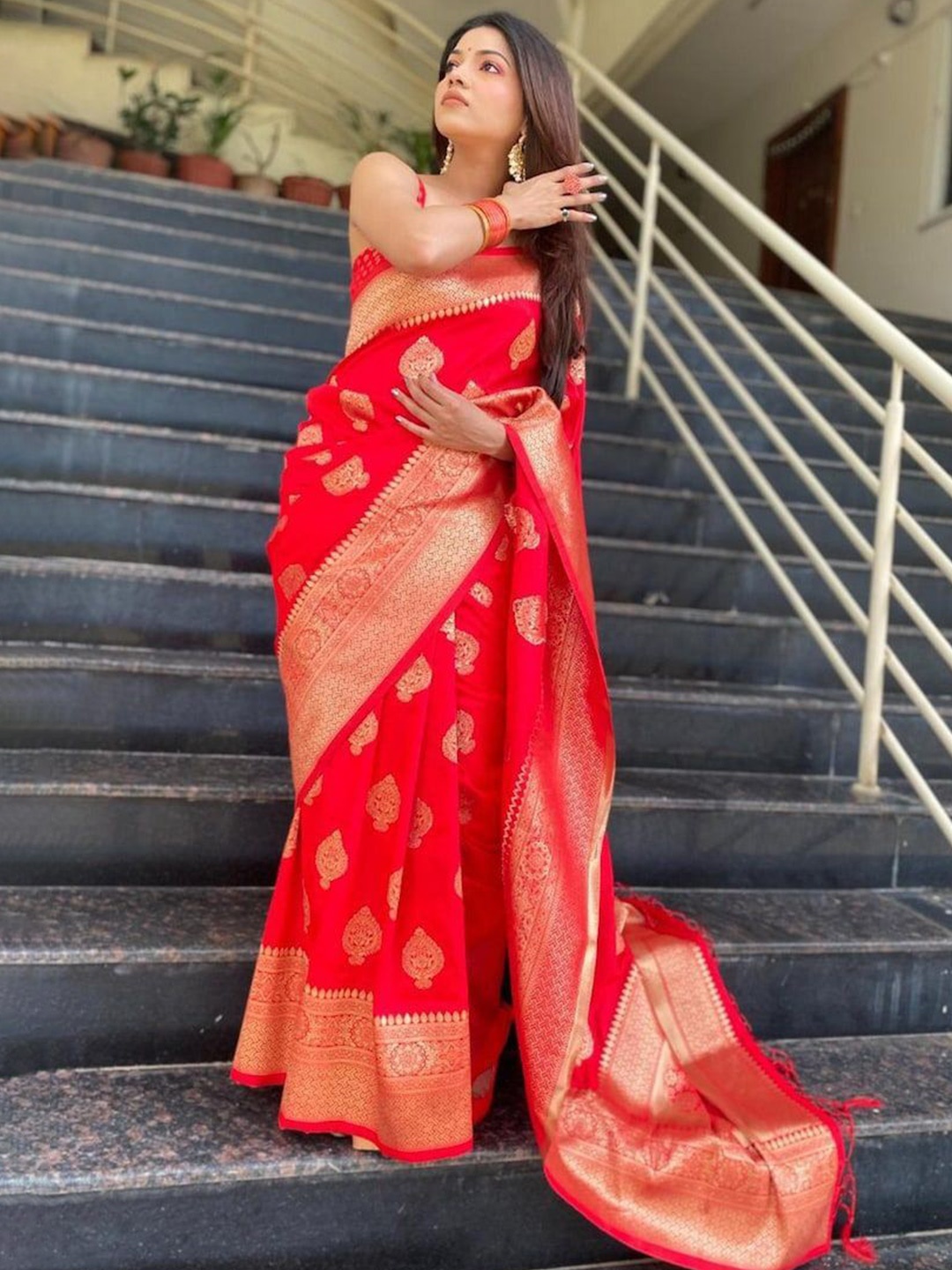 

HANDSEL Woven Design Zari Pure Silk Banarasi Saree, Red